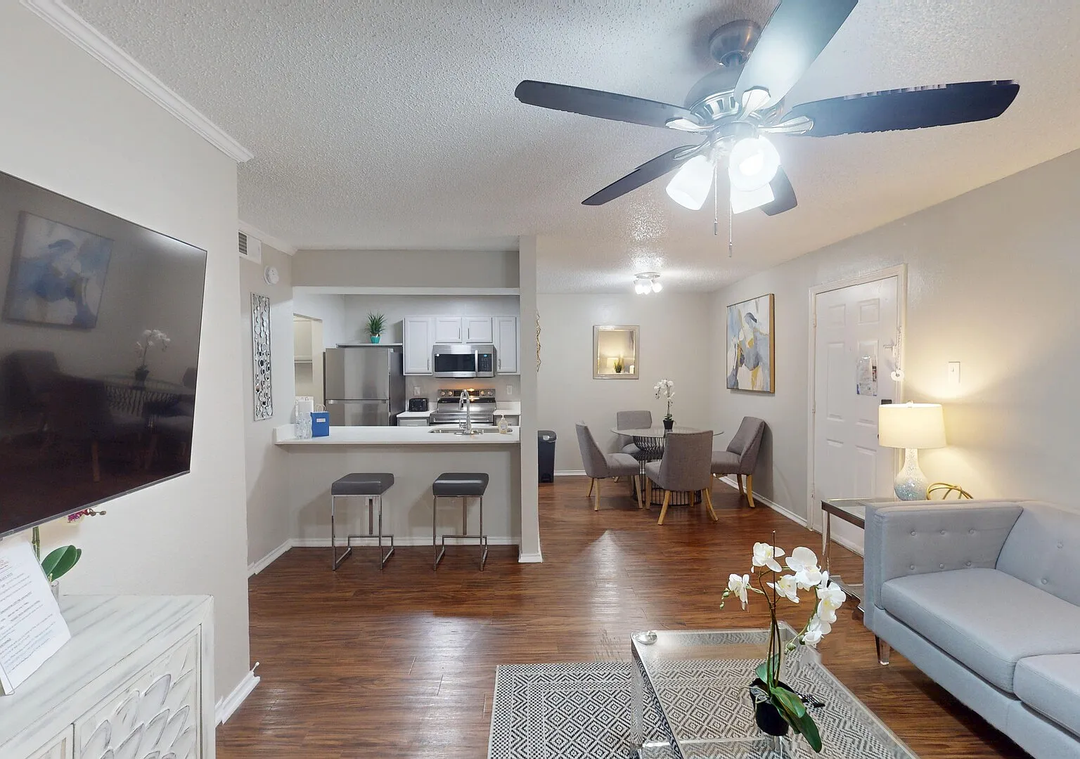 I241 World Cup Stay - 18 min to AT&T - Sleeps 4 - Public Transit — Photo 1
