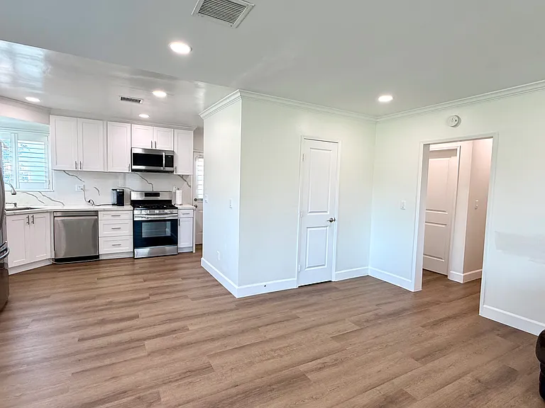 21316 Lynton Ave — Photo 6