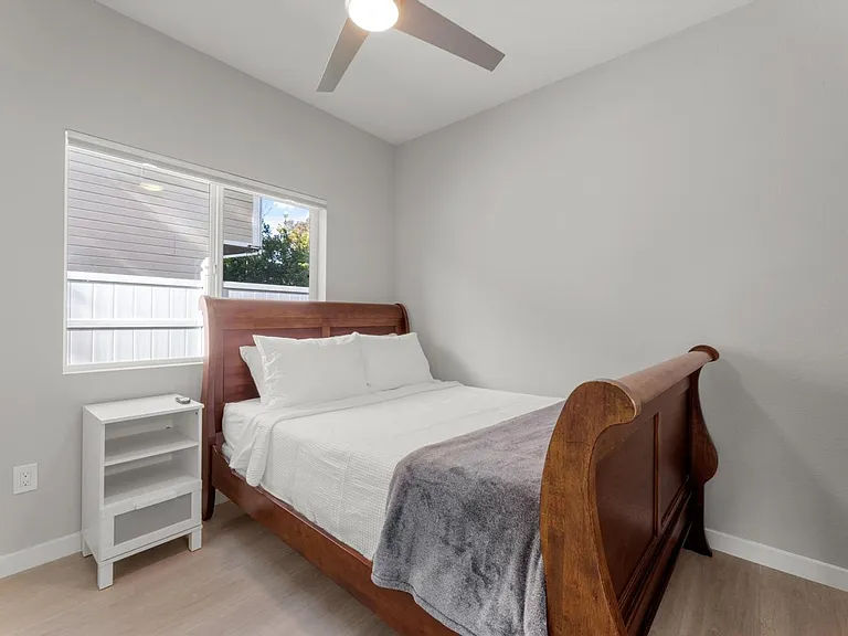 498 Johnston St — Photo 11