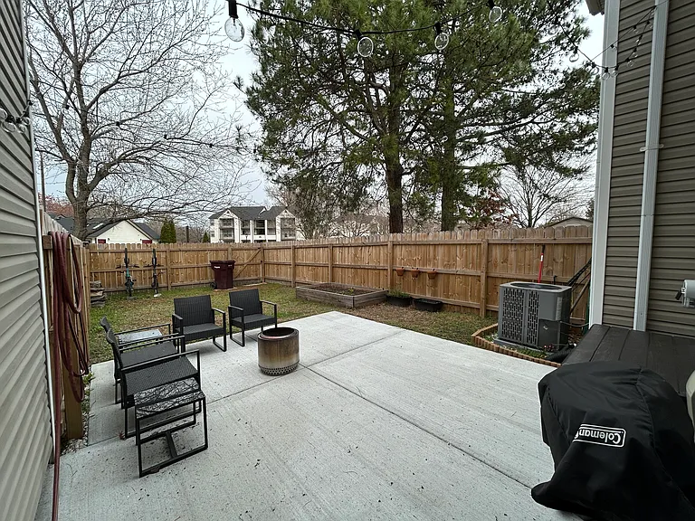 1318 Damyien Arch — Photo 25
