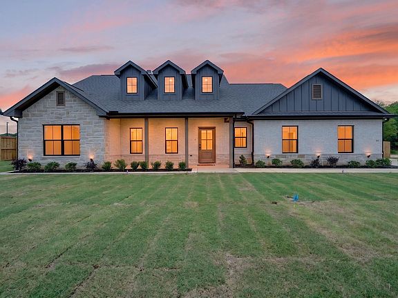 3rd image of 301 Grace Ln