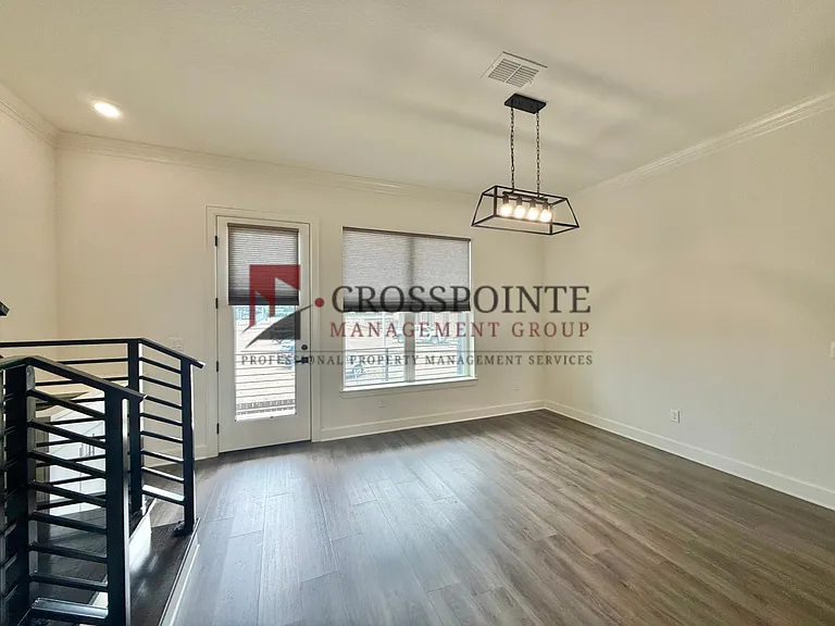 548 W Erwin St — Photo 12