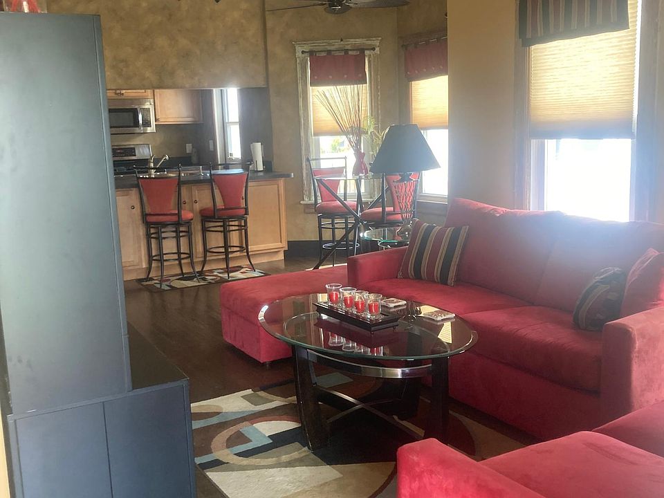 living area w/pull-out couch
