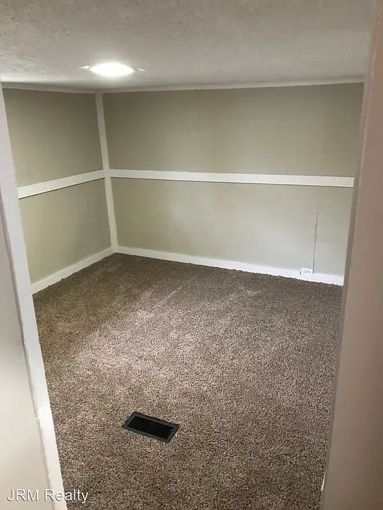 2 bed, 700 sqft, $900 — Photo 3