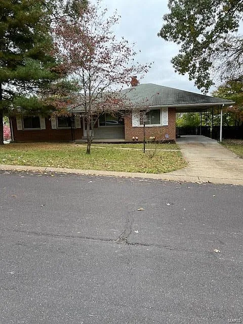 2425 Center Ave photo 1