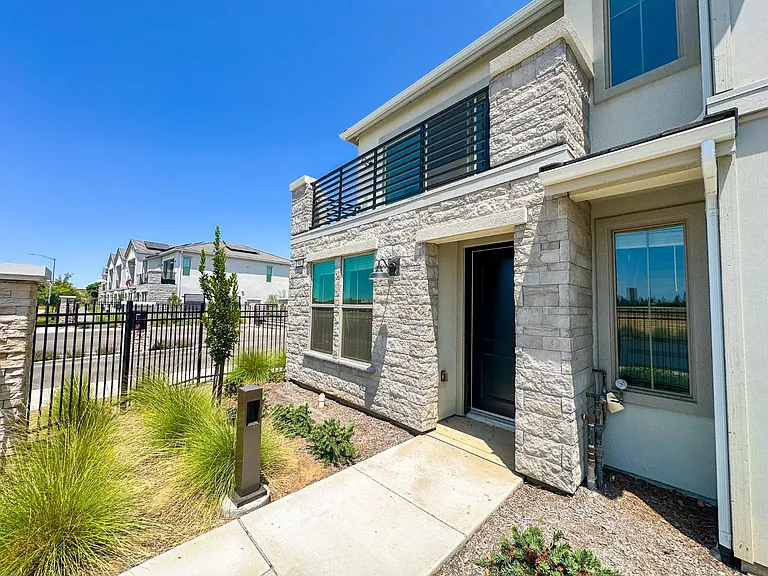 546 W Mahogany Ln — Photo 2