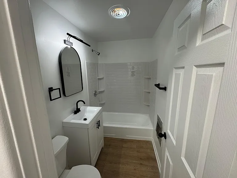 2411 W Balmoral Ave #1D — Photo 2