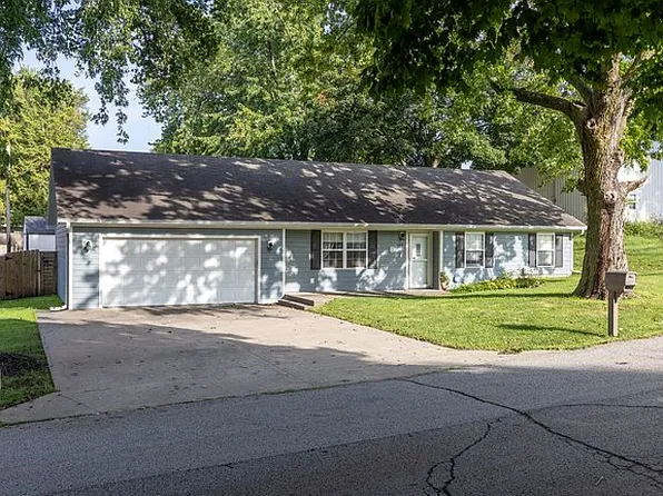 109 N 1st St, Savannah, MO 64485