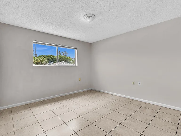1020 Lake Victoria Dr #B — Photo 21