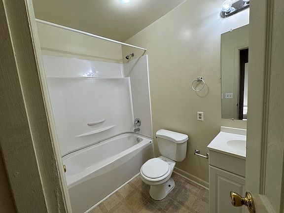 4th image of 223 W Piedmont St #4