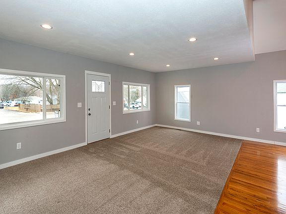 5th image of 701 S Pleasant St