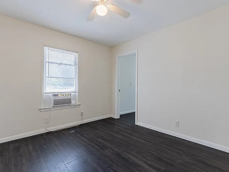 534 Walton Ave — Photo 15