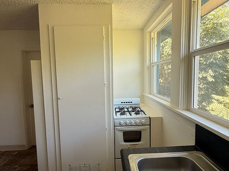 215 Semple St — Photo 17