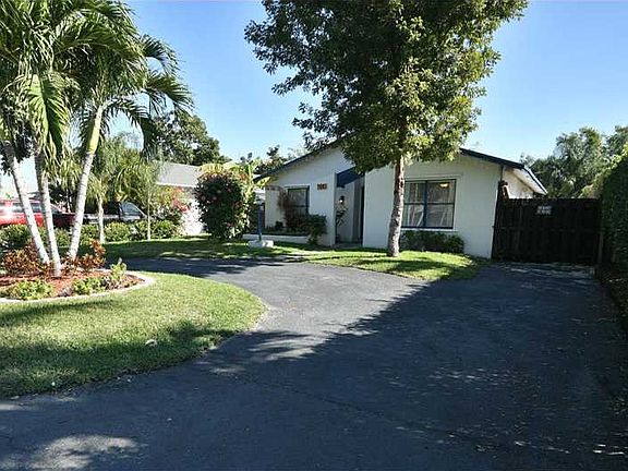 2nd image of 704 NE 11th Ave