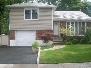 19 Spruce Ln, Valley Stream, NY 11581