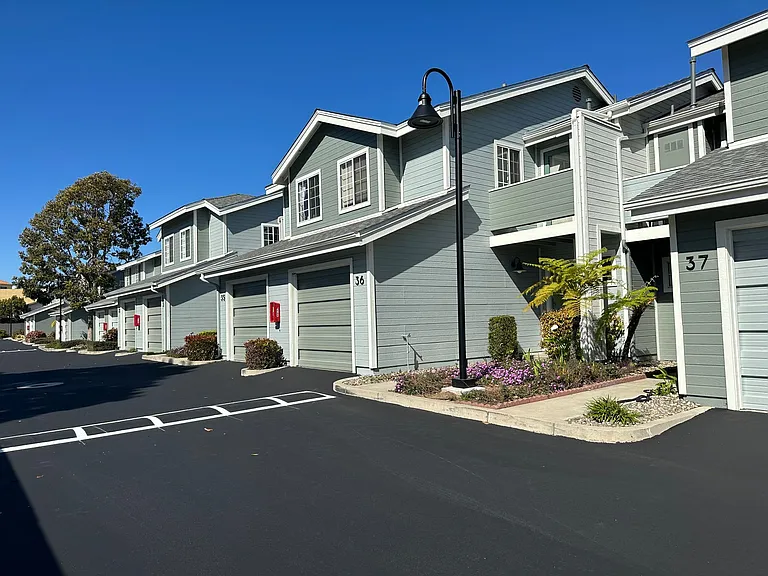 Oak Park Village Apartments — Photo 12