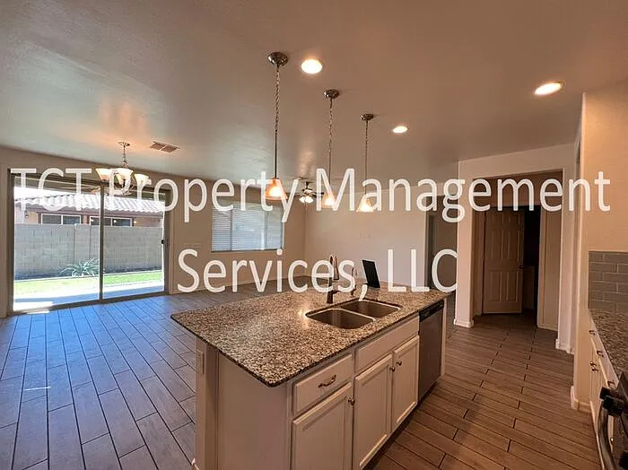 3 bed, 2.0 bath, 1607 sqft, $1,950 — Photo 3