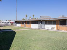 2123 W Devonshire Ave