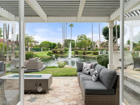 19425 Woodlands Dr, Huntington Beach, CA 92648