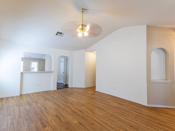 735 Scheel - living room