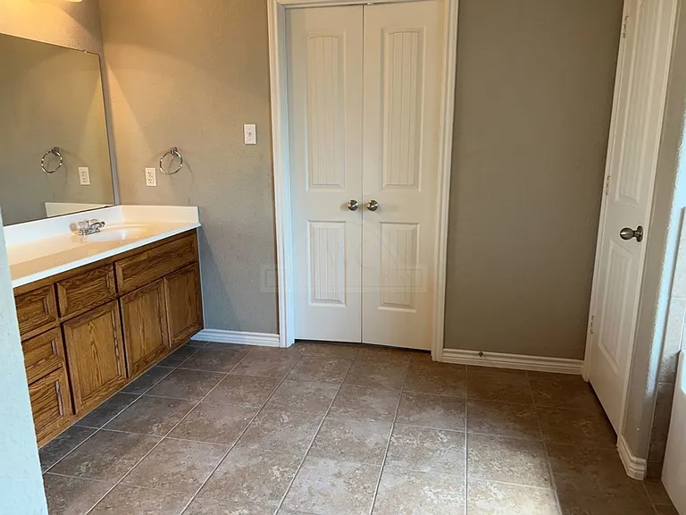 2604 Tarrant County Dr — Photo 20
