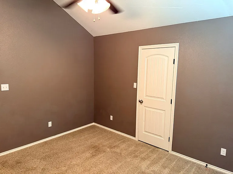 813 Calumet St — Photo 23