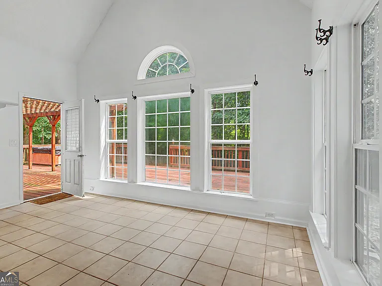 255 Squire Ln — Photo 17