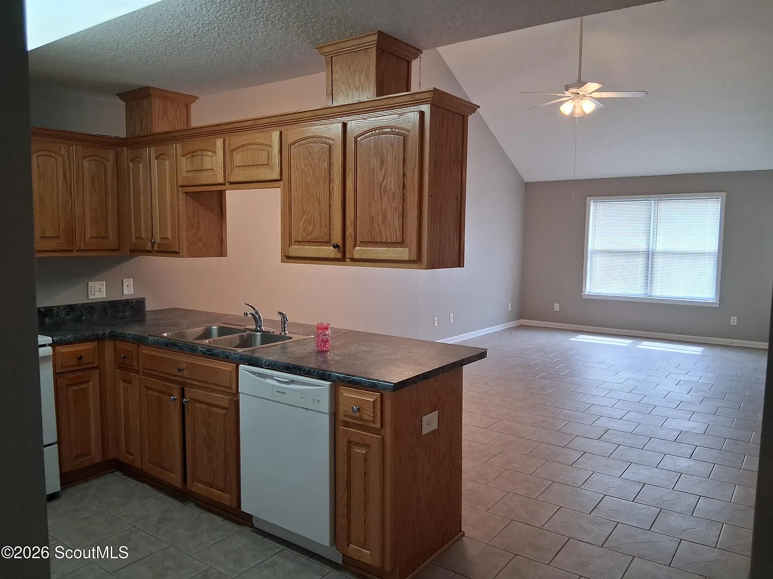 3 bed, 2.0 bath, 1250 sqft, $1,550 — Photo 4