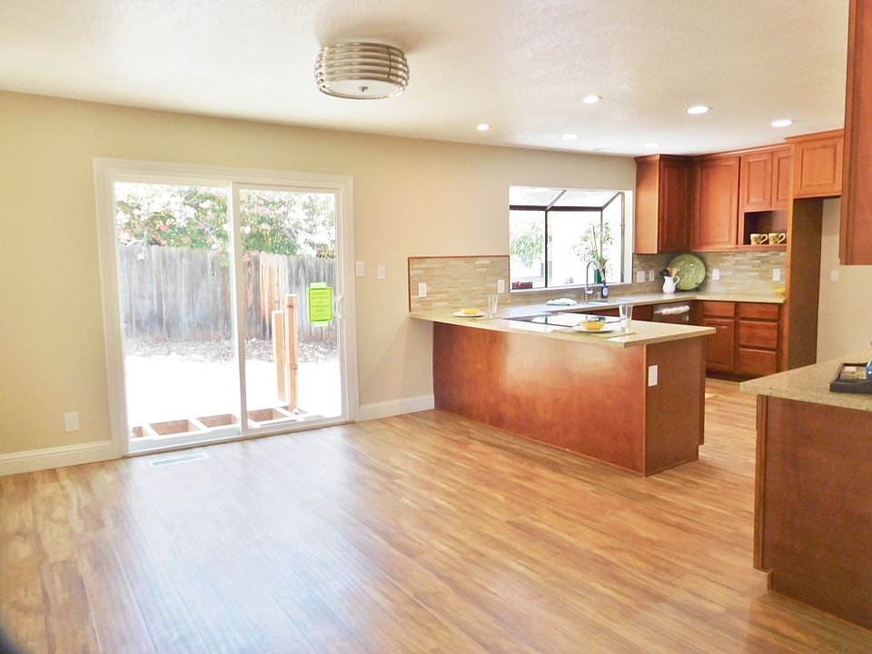 1st image of 313 Willow Creek Dr