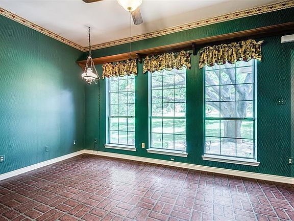5th image of 1700 Crockett Cir