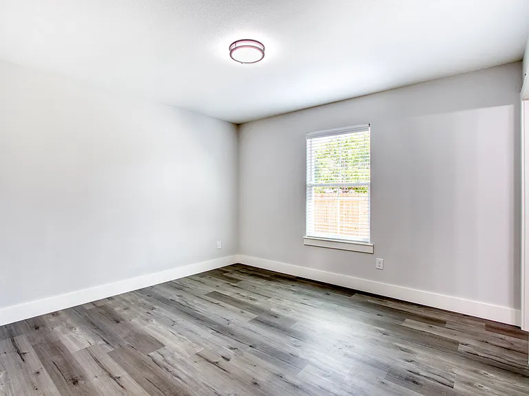 1400 Maple St — Photo 6