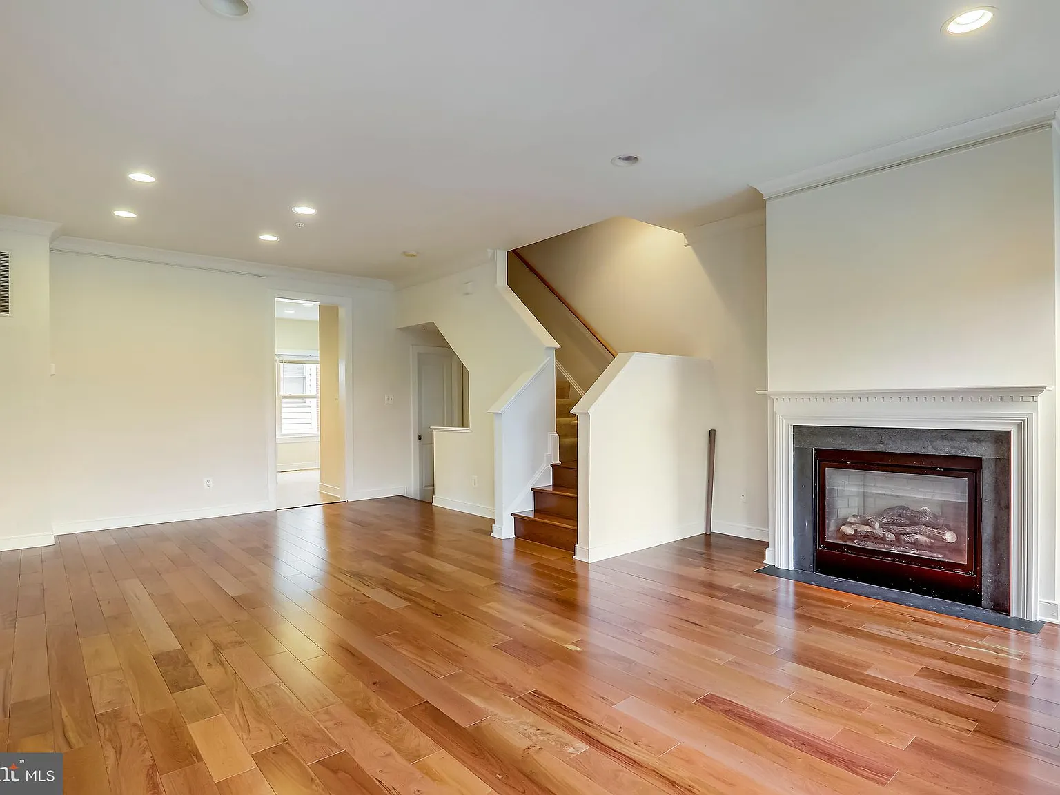 3 bed, 3.5 bath, 1982 sqft, $3,500 — Photo 4