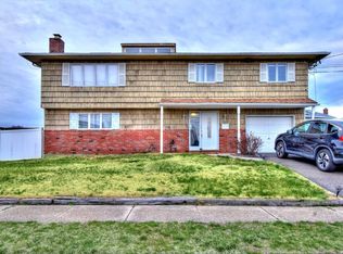84 Shore Rd, Lindenhurst, NY 11757