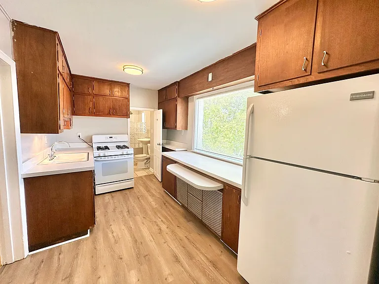 1811 N Warren Ave — Photo 5