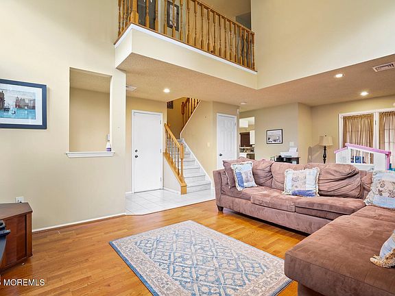 5th image of 275 Daffodil Drive