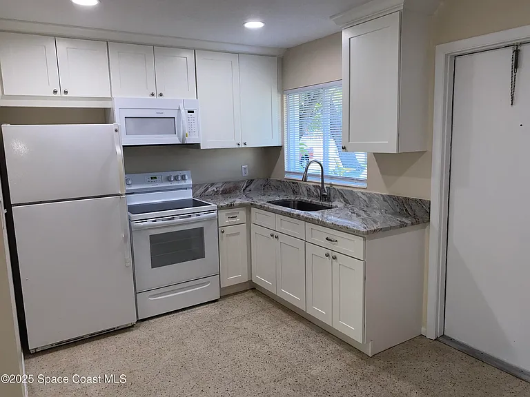 1558 Guava Ave #B — Photo 9