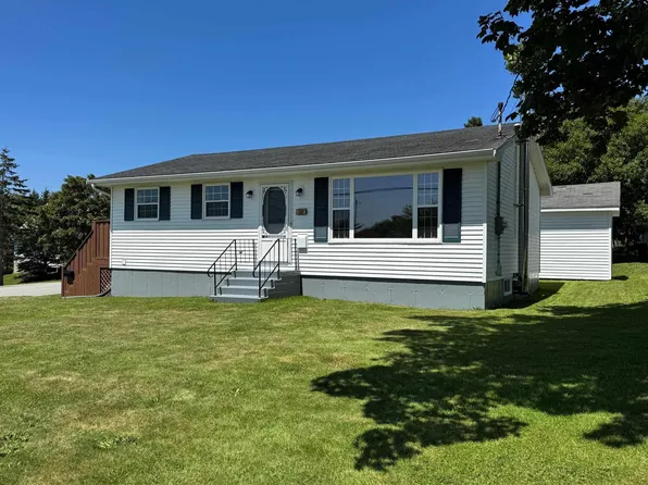 38 Hibernia St, Yarmouth, NS B5A 2M6