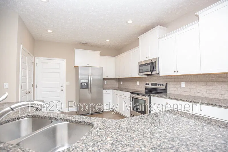 3 bed, 2.5 bath, 1979 sqft, $1,950 — Photo 3