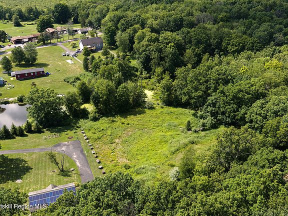 3rd image of 19 Spruce Lane