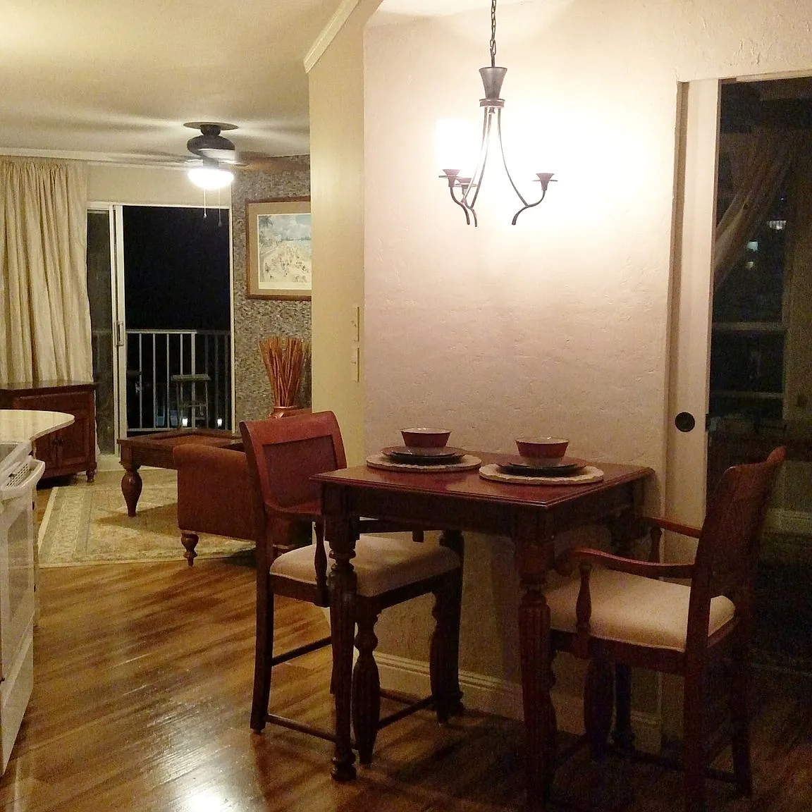 Fully furnished, renovated 1.5 bedroom (1 bdrm + den) apt — Photo 3