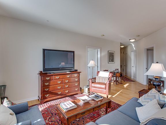5th image of 2200 N Westmoreland St Unit 310