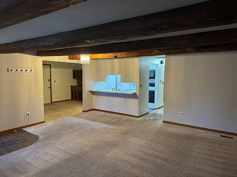 408 Lyle Dr — Photo 2