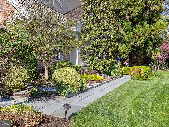 3rd image of 20 Old Boxwood Ln