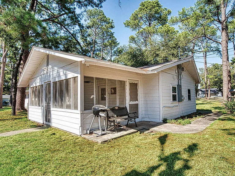 201 White Dr — Photo 4