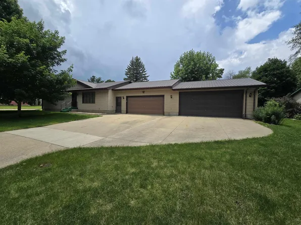 911 Clinton St, Charles City, IA 50616