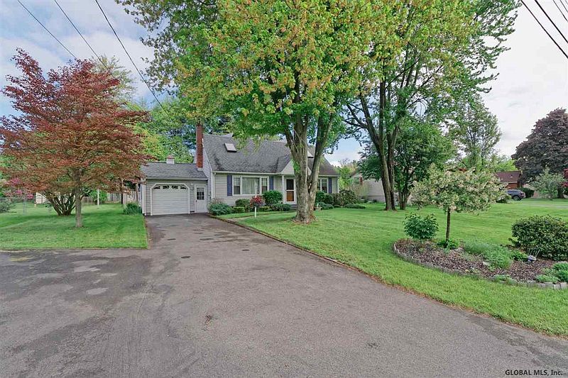 3rd image of 447 WALLACE Road