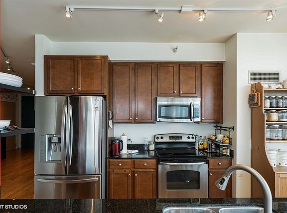 3rd image of 1629 S Prairie Ave Unit 2506