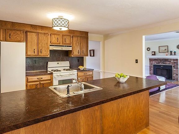 3rd image of 10 Briarwood Cir