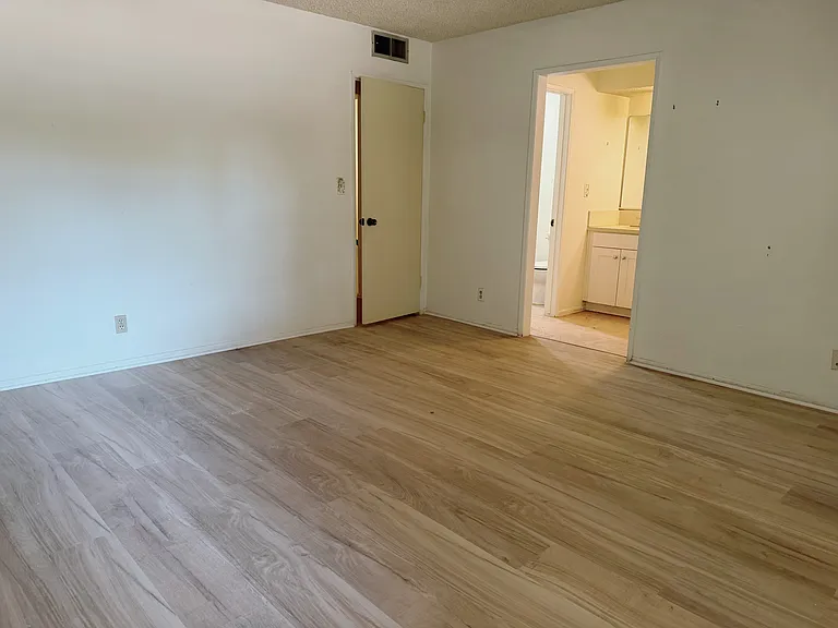 475 W Walnut St — Photo 20