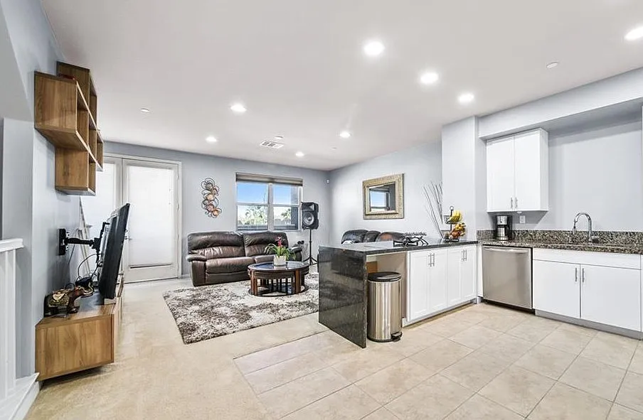 3 bed, 3.5 bath, 1857 sqft, $4,100 — Photo 2